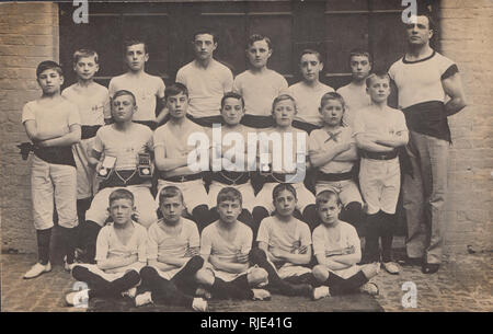 Jahrgang fotografische Postkarte zeigt ein Gymnasium Klasse bestehend aus der Londoner Feuerwehr Jungen. Einige der Jungen ihre Medaillen angezeigt. Stockfoto