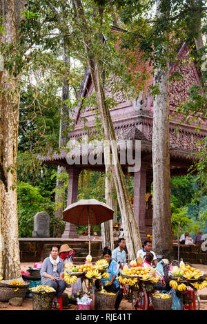 Kambodschanische Obstverkäufer und buddhistischer Schrein in der Nähe von Angkor Thom im archäologischen Park Angkor, Kambodscha. Stockfoto