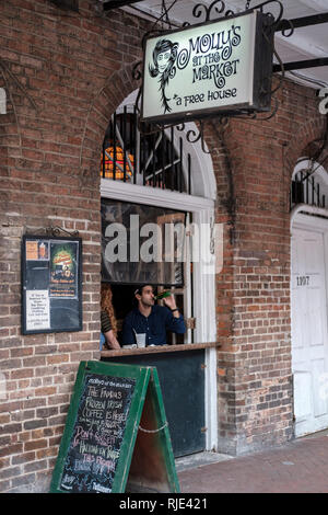 Molly's am Markt Bar und Restaurant, Decatur Street, New Orleans French Quarter, New Orleans, Louisiana, Vereinigte Staaten von Amerika, USA. Stockfoto