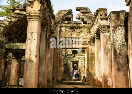 Die Halle der Tänzer Flachrelief-Sturzschnitzerei von Himmelstänzern im Preah Khan Tempel, Teil des Angkor Wat Komplexes in der Nähe von Siem Reap, Kambodscha. Stockfoto