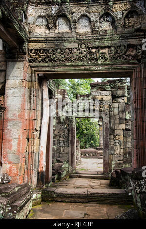 Der Saal der Tänzer im Basreliefs Sturzschnitzerei himmlischer Tänzer im Preah Khan Tempel, Angkor Wat Complex, Siem Reap, Kambodscha. Stockfoto