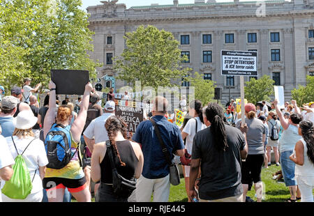 Die Cleveland-Kundgebung gegen Einwanderungspolitik, die Familien trennt, am 30. Juni 2018 in Cleveland, Ohio, ist einer von über 100 Protesten im ganzen Land. Stockfoto