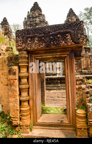 Banteay Srei rosa Sandsteintempel in Angkor Wat, Angkor, Kambodscha, gewidmet dem hinduistischen Gott Shiva. Stockfoto