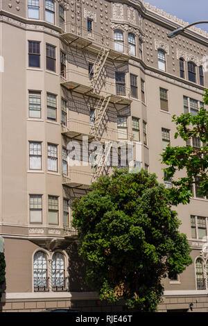 Die Außenseite des Mehrfamilienhauses in San Francisco Stockfoto