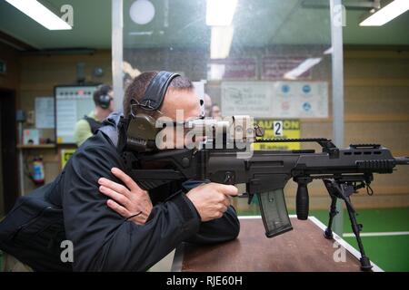 Ein deutscher Soldat zugeordnet Brände mit seinem Heckler und Koch G36 K A4 Gewehr, auf chièvres Air Base, Belgien, Jan. 24, 2018 zu gestalten. Stockfoto