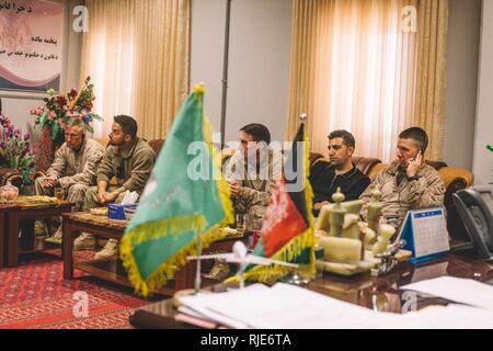 Us-Marines Colonel Edward J. Healey, Senior Marine advisor mit der afghanischen nationalen Armee 215 Corps (links), Oberst Christopher J. Douglas, Senior Marine advisor mit der 505Th Zone der afghanischen nationalen Polizei, (Mitte), und Brig. Gen. Benjamin T. Watson, Kommandierender General (rechts) von der Task Force Südwesten (TFSW), hören bei Bost Flugplatz, Afghanistan, Jan. 25, 2018 zu führenden Persönlichkeiten aus der afghanischen nationalen Verteidigungs- und Sicherheitskräfte (ANDSF). Top Berater aus TFSW und führenden Persönlichkeiten aus dem ANDSF kamen zusammen, um zu diskutieren, zu Aktionen für den Betrieb Maiwand 11. Sie erörterten ferner die vorläufige Sicherheit Stockfoto