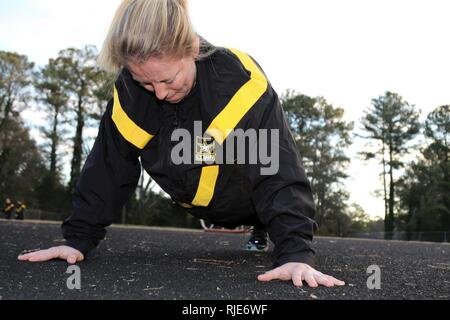 Us Army 1st Lieutenant Melinda S. Lape, 642 . Regionale Unterstützung Gruppe HHC Executive Officer, macht Liegestütze für eine Armee körperliche Fitness Test am 31.01.20 an einer Schule in Decatur, Ga. Stockfoto