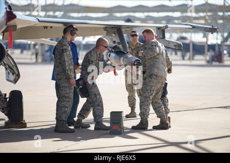 Finden Bürger Flieger von der 944th Aircraft Maintenance Squadron einen Computer Control-Führung an ein 500-lbs-guided bomb Unit während der 56. Sitzung der Instandhaltungsgruppe Last Crew des Quartals, Wettbewerb Jan 12, 2018. Dies war das erste Mal ein komplettes Team von traditionellen Reservisten von der 944th Maintenance Group in einer 56Th MXG LCoQ Wettbewerb vertreten waren. Full-time Air finden Techniker in der Vergangenheit teilgenommen haben, aber wurden mit Mitgliedern der aktiven geschwader, der Sie zugeordnet sind. Stockfoto