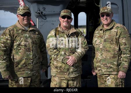 Mike Garner, Links, Steph Schwarz, und Bob Walker, Flight Test Fremdfirmen, posieren für ein Foto, Jan. 16, 2018, bei Moody Air Force Base, Ga. ab Jan. 16-25, Flieger aus dem 723 d AMXS durchgeführt 216 Stunden der Wartung auf ein HH-60 nach Moody nach 350 Tagen von Depot Instandhaltung bei Naval Air Station (NAS) Jacksonville. Bei NAS Jacksonville, die HH-60 komplett strukturellen Überholung, wo es neue interne und externe Komponenten zusammen mit Reparaturen und aktualisierte Programmierung erhalten. Stockfoto