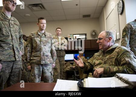 Bob Walker, Flight Test Auftragnehmer, Slips Betreuer, die 41 Hubschrauber, Jan. 16, 2018 zugewiesen, bei Moody Air Force Base, Ga. ab Jan. 16-25, Flieger aus dem 723 d AMXS 216 Stunden der Wartung auf ein HH-60 durchgeführt, nachdem es zu Moody nach 350 Tagen von Depot Instandhaltung bei Naval Air Station (NAS) Jacksonville. Bei NAS Jacksonville, die HH-60 komplett strukturellen Überholung, wo es neue interne und externe Komponenten zusammen mit Reparaturen und aktualisierte Programmierung erhalten. Stockfoto