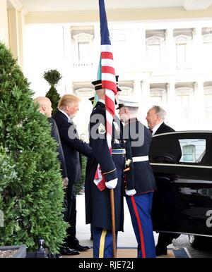 Präsident Donald J. Trumpf Hosts die bewaffneten Kräfte die volle Ehre Cordon Zeremonie zu Ehren von Nursultan Nasarbajew, Präsident von Kasachstan, im Weißen Haus in Washington D.C. Jan. 16, 2017. Stockfoto