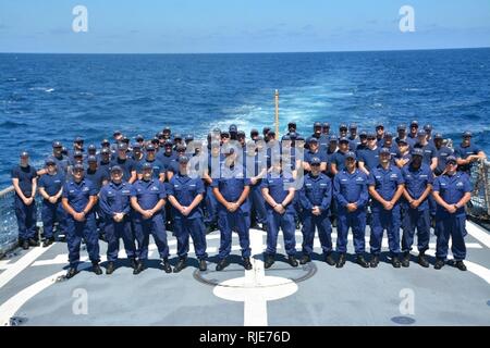 Die Crew der Coast Guard Cutter Diligence stellt für ein Gruppenfoto an Bord des Schiffes nach der Überquerung des Äquators in die südliche Hemisphäre, Jan. 12, 2018. Überquerung des Äquators ist ein wichtiger Meilenstein für Seemänner und wird traditionell gefeiert mit einer feierlichen Zeremonie. Stockfoto