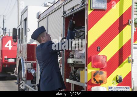 Us Air Force Airman 1st Class Shane Perkins, 35. Bauingenieur Squadron Feuerwehrmann, Aufzüge eine Tür für Brandschutzanlagen während der jährlichen Misawa City Feuerwehr neues Jahr Feier in Misawa City, Japan, Jan. 14, 2018 zu erreichen. Misawa Air Base Partner Team mit den Misawa City Feuerwehr Flammen zu kämpfen und die Stadt sicher zu halten. Beide Mannschaften an der Zeremonie nahmen kulturell zu verbinden und Bindungen zwischen den Vereinigten Staaten und Japan zu stärken. Stockfoto