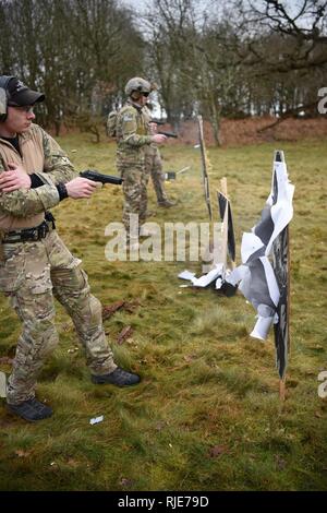 Eingesetzte Flugzeuge RESPONSE -Element (DAGRE) Mitglieder aus den 352 d Special Operations Support Squadron, 352 d Special Operations Wing, aus nächster Nähe Treffsicherheit und persönliche Schutzmaßnahmen an RAF Mildenhall, Jan. 23, 2017. DAGRE Mitglieder sind eine Elite Sicherheitskräfte Team, das Bereitstellen von Special Operations Forces fly-away Sicherheit, Flugplatz, Sicherheit und Personal. Stockfoto