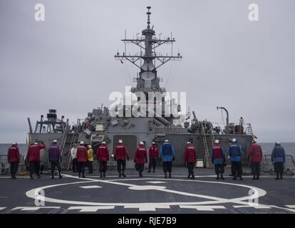 Atlantischer Ozean (26. März 2018) Matrosen an Bord der Arleigh-Burke-Klasse geführte Anti-raketen-Zerstörer USS Ross (DDG71) führen Sie ein Fremdkörper und Schmutz vor dem Hubschrauber walkdown Arbeiten wie das Schiff in Flag Officer Sea Training März 26, 2018 teilnimmt. Ross, Vorwärts - Rota, Spanien bereitgestellt ist auf der sechsten Patrouille in den USA 6 Flotte Bereich der Maßnahmen zur Unterstützung der regionalen Verbündeten und Partnern und die nationale Sicherheit der USA Interessen in Europa. Stockfoto