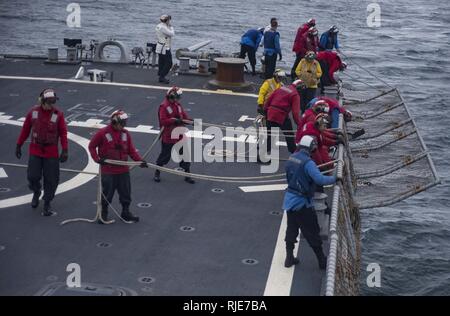 Atlantischer Ozean (26. März 2018) Matrosen an Bord der Arleigh-Burke-Klasse geführte Anti-raketen-Zerstörer USS Ross (DDG71) das Flight Deck für Helikopter Operationen vorbereiten, als das Schiff in Flag Officer Sea Training März 26, 2018 teilnimmt. Ross, Vorwärts - Rota, Spanien bereitgestellt ist auf der sechsten Patrouille in den USA 6 Flotte Bereich der Maßnahmen zur Unterstützung der regionalen Verbündeten und Partnern und die nationale Sicherheit der USA Interessen in Europa. Stockfoto