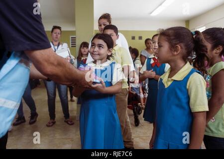 HUMACAO, Puerto Rico, 12. Januar 2018 - Ein junges Mädchen bekommt ein Paar neue Schuhe ab einer Spende von FEMA-Mitarbeiter und der Gemeinde organisiert. Über 150 Paar Schuhe der Kinder waren zum Hurrikan Maria Überlebenden auf der Veranstaltung gegeben. Eduardo Martinez/FEMA Stockfoto