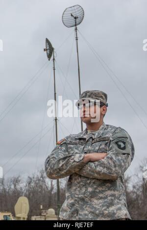 # MeetYourArmy SPC. Austin Richardson, ein NODAL-Netzbetreiber mit Signal Intelligence Support Unternehmen, HHB 101 St, Abn. Div. (Air Assault) - "Gladiatoren" und ein Eingeborener von Jacksonville, Florida, bietet Ihnen die Möglichkeit, alle Soldaten zu kommunizieren. "Ich mochte die Idee der Arbeit mit Routern und Switches und den Soldaten die Möglichkeit, überall zu kommunizieren", Richardson, während auf eine kurze Pause nach dem verlegen Kabel für Übung Eagle Talon II. Während im Eagle Talon II, die Kommunikation shop Richardson arbeitet für die Arbeit und stellen Entlassungen für jede Art der Kommunikation hat, aus Stockfoto