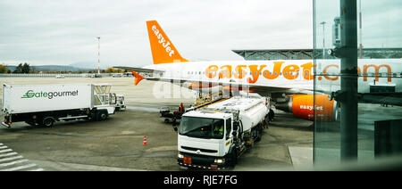 Basel, Schweiz - 11. Nov. 2018: Breite Bild der Flughafen Szene mit Airbus A 319-111 HB-JYJ von EasyJet Airlines auf Asphalt von Basel Mulhouse Flughafen Stockfoto