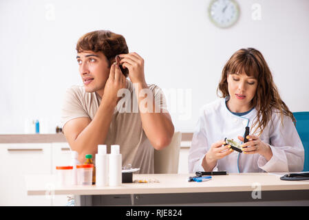 Patienten mit Hörproblem besuchen Arzt otorhinolaryngologist Stockfoto