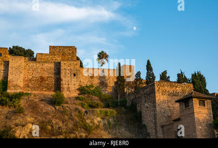 Alcazaba befestigten Palast Wände bei Sonnenuntergang mit der Mond im Himmel, Malaga, Spanien, Spanien Stockfoto