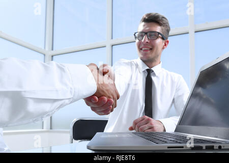 Zufriedene Unternehmer die Hände schütteln nach Verhandlungen auf der Tagung in Office Stockfoto