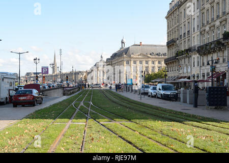 BORDEAUX, Frankreich - 13. AUGUST 2015: Straßen von Bordeaux. Bordeaux ist eine Hafenstadt am Fluss Garonne in der Gironde in Frankreich Stockfoto