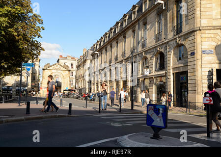 BORDEAUX, Frankreich - 13. AUGUST 2015: Straßen von Bordeaux. Bordeaux ist eine Hafenstadt am Fluss Garonne in der Gironde in Frankreich Stockfoto