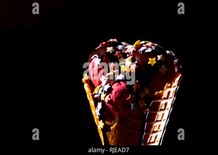 Eis mit Schokolade topping im Waffle Kegel Stockfoto