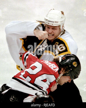 Boston Bruins Ken Baumgarter und Chicago Black Hawks in einem Kampf während der Aktion an der Fleet Center in Boston, MA, USA, 25. März 1999 Foto von Bill belknap Stockfoto