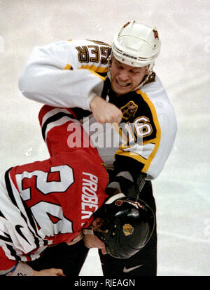 Boston Bruins Ken Baumgarter und Chicago Black Hawks in einem Kampf während der Aktion an der Fleet Center in Boston, MA, USA, 25. März 1999 Foto von Bill belknap Stockfoto