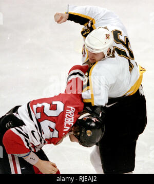 Boston Bruins Ken Baumgarter und Chicago Black Hawks Bob Probert in einem Kampf während der Aktion an der Fleet Center in Boston, MA, USA, 25. März 1999 Foto von Bill belknap Stockfoto