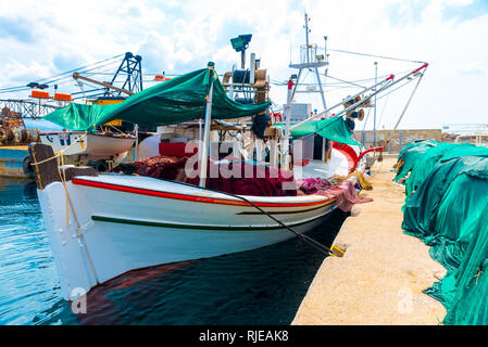 Fischerboot mit bunten Netze am Dock in Petra, Lesbos, Griechenland Stockfoto