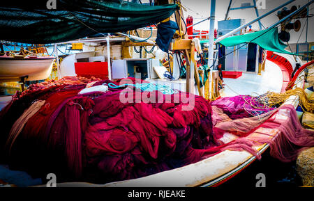 Fischerboot mit bunten Netze am Dock in Petra, Lesbos, Griechenland Stockfoto