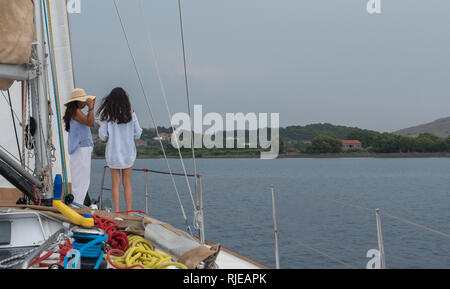 Mutter und Tochter stadning auf der Vorderseite eines sailbot zu den Molyvos Lesbos im Hintergrund Stockfoto