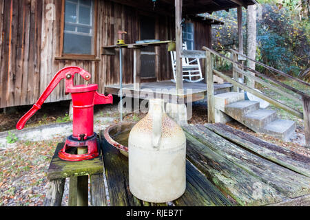 Eater Pumpe und Kanne außerhalb der Pionier Cabin am Crowley Museum & Art Center in Sarasota Florida Stockfoto