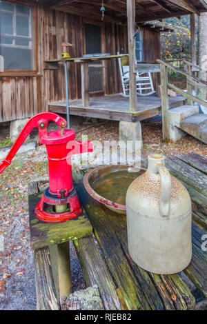 Eater Pumpe und Kanne außerhalb der Pionier Cabin am Crowley Museum & Art Center in Sarasota Florida Stockfoto