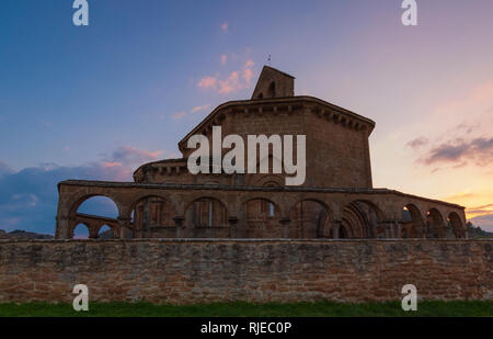 Die Kirche Santa Maria de Eunate im Camino de Santiago.Navarra, Spanien. Stockfoto