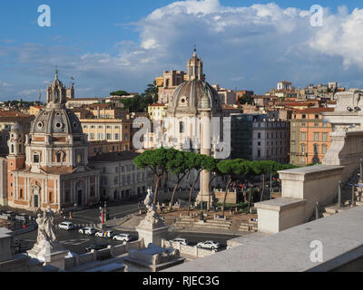 Die Hauptstadt Italiens, Rom. Trajan Spalte und katholischen Kirchen aus der Victor Emmanuel II Denkmal. Die Ewige Stadt Italiens in den Sommerabend. Stockfoto