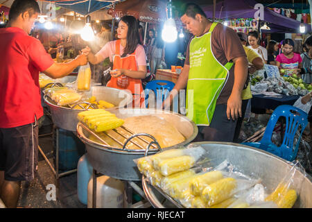 Mae Sot, Thailand - 2. Februar 2019: Anbieter auf dem Nachtmarkt. Der Markt findet jeden Samstag statt. Stockfoto