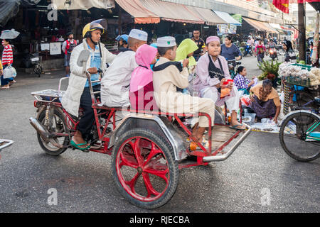 Mae Sot, Thailand - 3. Februar 2019: Muslimische Familie transportieren. Es gibt keine ethnischen Gruppen in der Stadt. Stockfoto