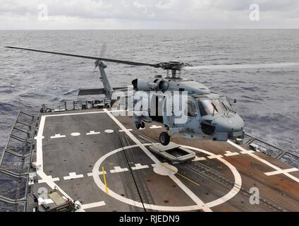 Karibik (Okt. 2010) 22, 2012) Ein SH-60B Sea Hawk Hubschrauber, Hubschrauber Anti-Submarine Squadron Licht Vier Acht (HSL) zugewiesen 48, zieht aus der Oliver Hazard Perry-Klasse geführte-missile Frigate USS Underwood (FFG 36). Underwood ist in die Karibik zur Unterstützung der Operation Martillo und US-Flotte Mission, Southern Seas 2012 bereitgestellt. Die US-Marine ist zuverlässig, flexibel und bereit, weltweit auf, über und unter dem Meer. Beteiligen Sie sich an der Diskussion über soziale Medien mit #Warfighting. Stockfoto