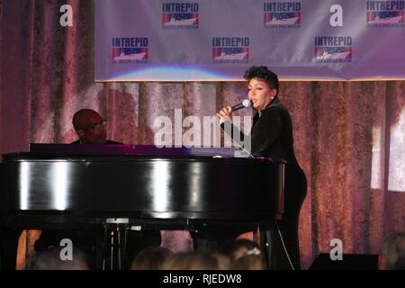 Sängerin Anita Baker führt an der 17. jährlichen Gruß zu Freiheit an Bord der Intrepid Sea, Air & Space Museum Nov. 6, 2008, in New York. Die Teilnehmer erhalten einen Vorgeschmack auf das Museum? s aktualisiert und erweitert Exponate, die für die Öffentlichkeit geöffnet 8. Fast 1.500 Matrosen und Marines von der USS Bataan (LHD5) sind in New York, für eine Woche der Gemeinschaft übertreffen. Stockfoto