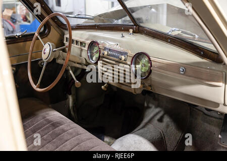 Nowosibirsk, Russland - 08.01.2018: Salon Interieur der sowjetischen Retro Car gaz m20 mit Vintage Lenkrad und weichen Sitze in gutem Zustand. Stockfoto