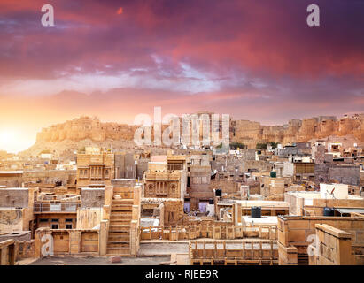 Lila leuchtenden Sonnenuntergang am indischen Wüste Stadt Jaisalmer Fort in Rajasthan, Indien Stockfoto