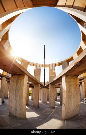 Jantar Mantar Sternwarte Komplex am blauen Himmel in Jaipur, Rajasthan, Indien Stockfoto