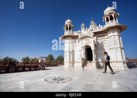 JODHPUR, Rajasthan, Indien - MÄRZ 09, 2015: Ausländische Touristen zu Fuß in der Nähe von Royal Kenotaph Denkmal aus weißem Marmor - eines der berühmten Platz in Jodhpu Stockfoto