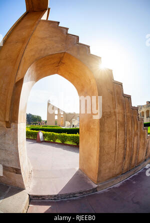 Jantar Mantar Sternwarte Komplex am blauen Himmel in Jaipur, Rajasthan, Indien Stockfoto