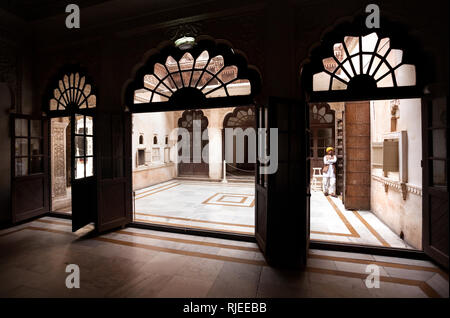 JODHPUR, Rajasthan, Indien - MÄRZ 08, 2015: der Mann, der in den traditionellen Rajasthan Tuch im Museum Halle mit Bögen in Mehrangarh Fort Palace Stockfoto