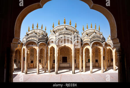 Dekorative Balkon auf dem Dach des Hawa Mahal Palace im Blue Sky in Rajasthan, Indien Stockfoto